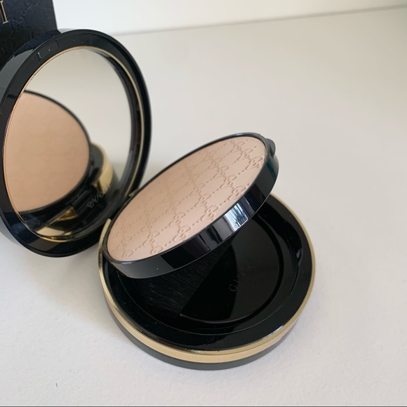 Hold Gucci luxe monogram finishing powder and brush - Picture 4 of 16